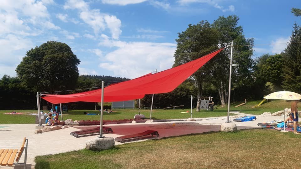 Sonnensegel im Naturfreibad in Schönwald (Foto: Gemeinde Schönwald)